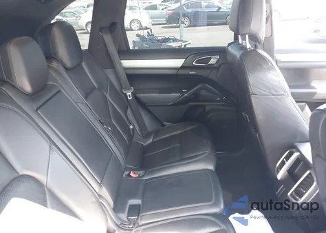 2013 Porsche Cayenne Gts z USA, uszkodzony, nr VIN WP1AD2A2XDLA75120